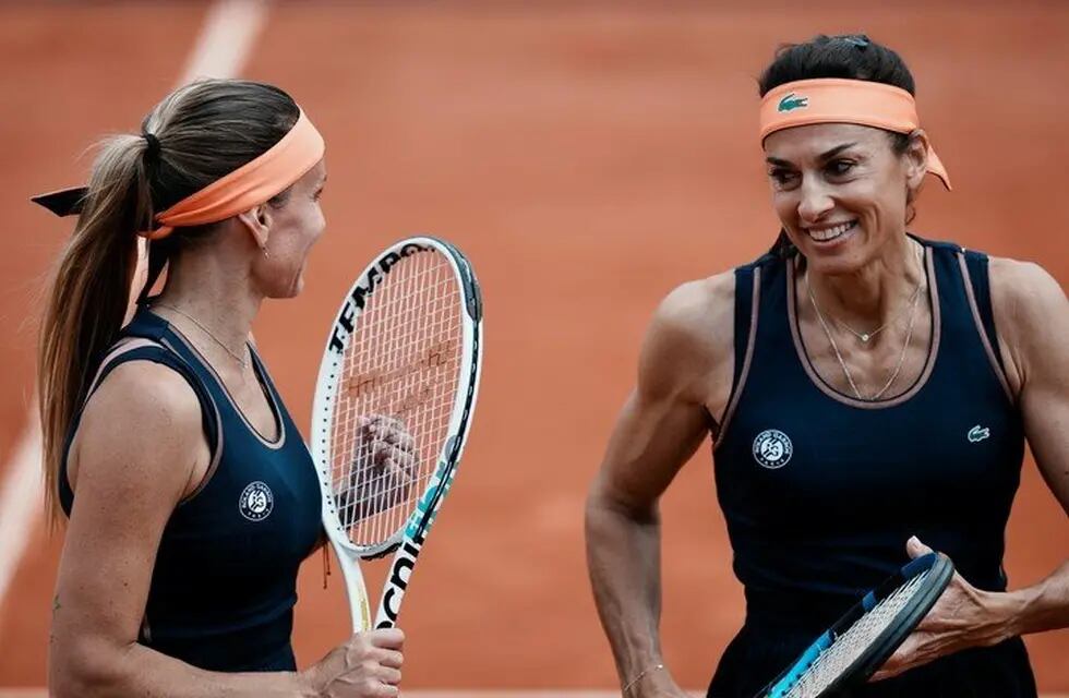 Gabriela Sabatini y Gisela Dulko juegan el dobles de Leyendas de Roland Garros.