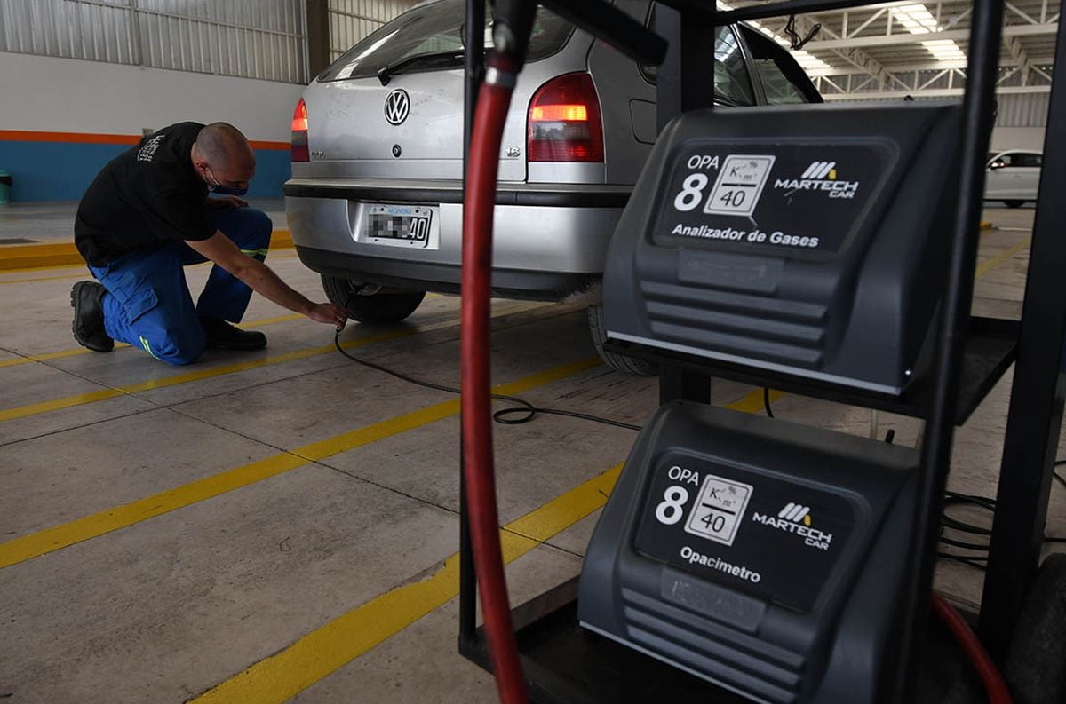 Un empleado de una de las plantas habilitadas para la Revisión Técnica Obligatoria inspecciona un automovil.
Foto: José Gutierrez / Los Andes 
autos, mecánico