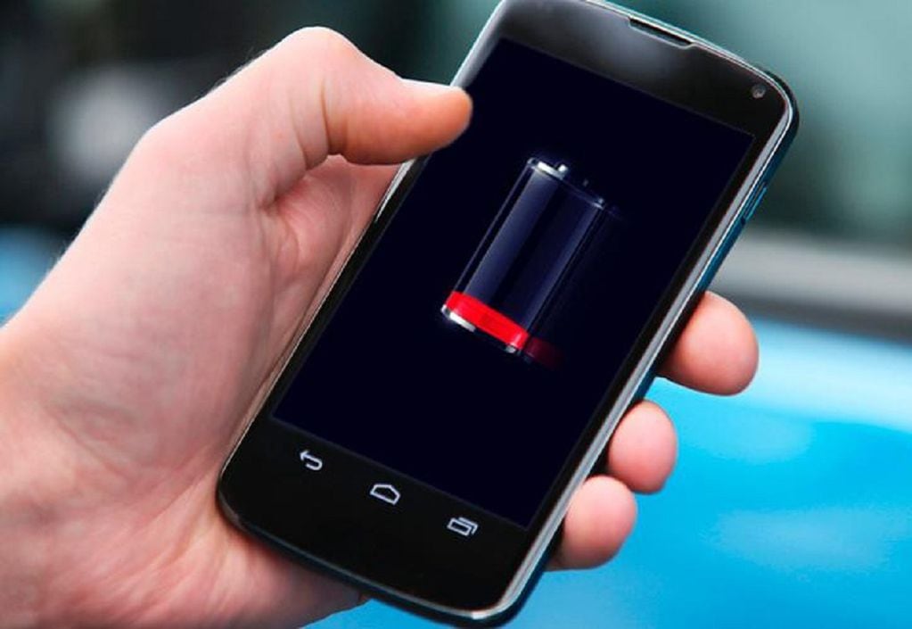No te conviene usar el celular mientras cargás su batería porque se recalienta y se agota más rápido.