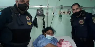 Córdoba. Dos efectivos ayudaron a una mujer que estaba en trabajo de parto en el baño de su casa. (Policía de Córdoba)