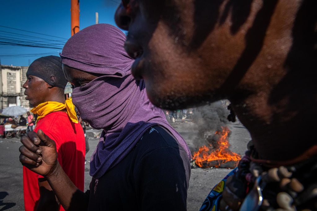 Manifestantes protestan para exigir la renuncia del primer ministro Ariel Henry en Puerto Príncipe (Haití), que se encuentra en Puerto Rico tras un fallido intento de volver a su país. Foto: EFE/ Johnson Sabin
