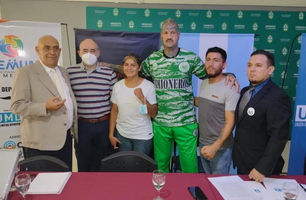 Yésica Marcos y Gonzalo "el patón" Basile firmaron contrato con la Unión Mutual Deportiva Artística Argentina y la Universal Boxing Association. / Gentileza.