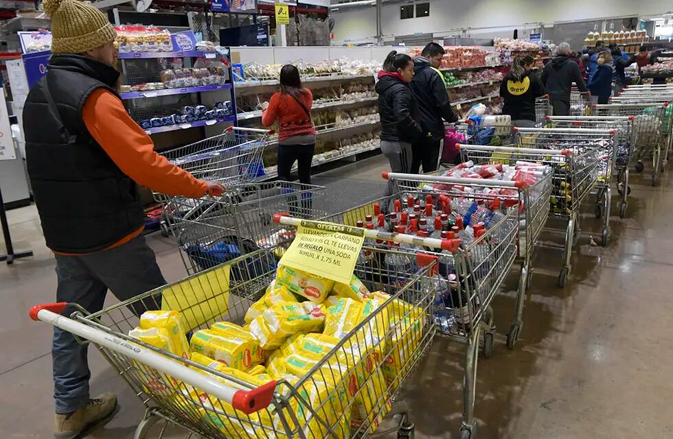 Por la inflación y el temor al aumento del dólar, aumentaron las ventas en los supermercados y mercados mayoristas, Foto: Orlando Pelichotti / Los Andes