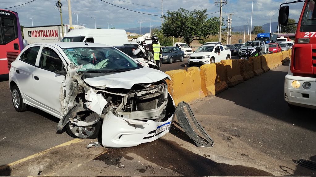 Caos en el carril Rodríguez Peña: camión sin frenos chocó a dos autos y se incrustó en una gomería. Gentileza - @MATIPASCUALETTI