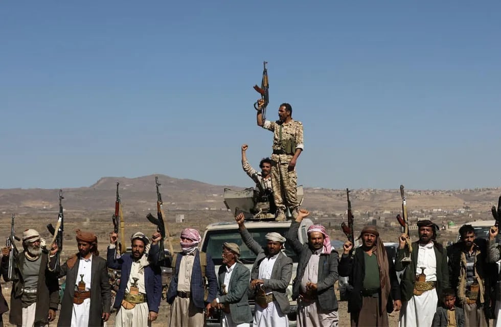 Rebeldes hutíes en Yemen prometen responder a los ataques estadounidenses y británicos.
