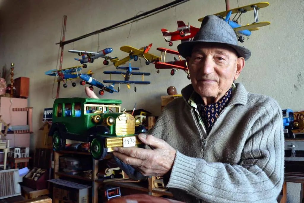  Con sus 86 años, don Armando Beningazza mantiene su taller de juguetes de madera, en San Martín. 