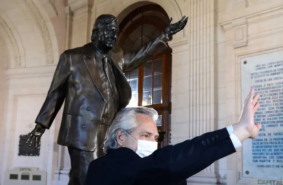 La estatua de Néstor Kirchner ya no está en el CCK foto: presidencia