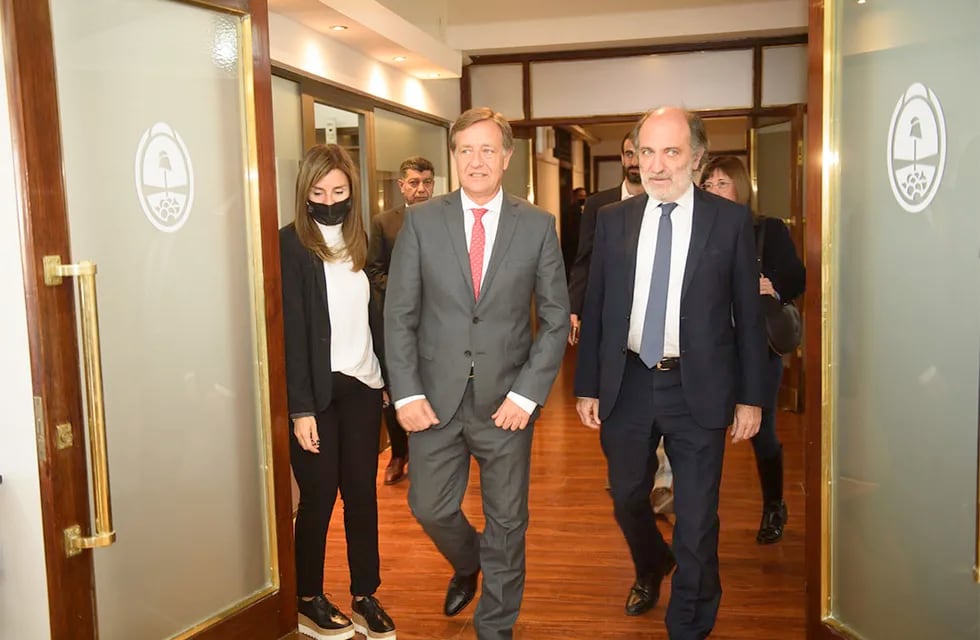 El Gobernador Rodolfo Suarez junto a Eduardo Hecker presidente  de Banco Nación. El banco seguirá siendo el agente financiero de la provincia.