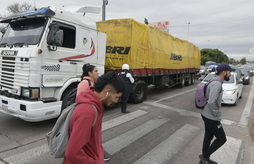 Camión roto y detenido en el Acceso Este, a metros del Nudo Vial. Demoras y filas de vehículos. Foto: Orlando Pelichotti / Los Andes
