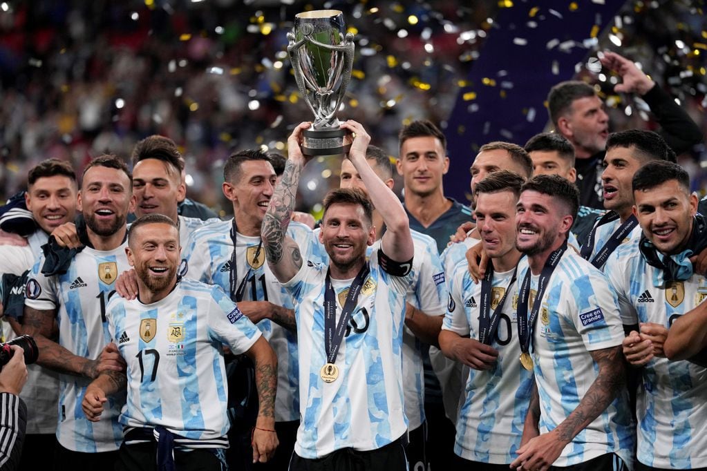 Lionel Messi levanta la copa de la Finalissima ante Italia. (AP)