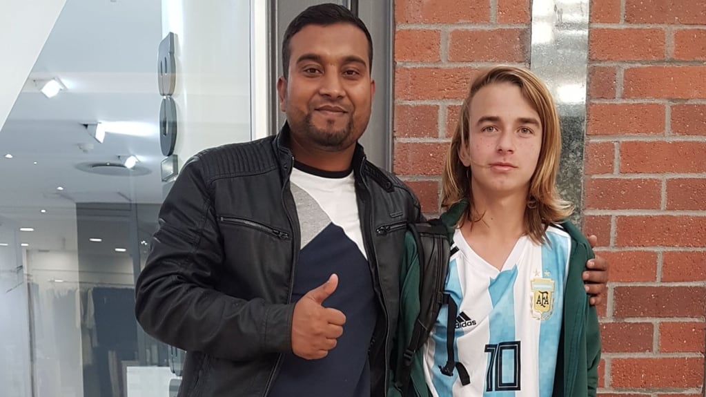 Argentina campeona del mundo: un bangladeshí tramitará su visa de turista para viajar a Argentina y a Mendoza. Foto: Robiul Hossain