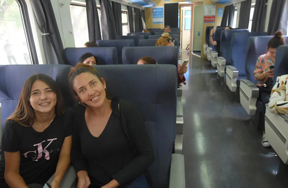 Tren de pasajeros llega a Palmira, Mendoza. Foto: Claudio Gutiérrez Los Andes
