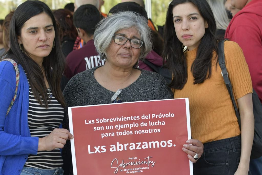 Llanto y desconsuelo de familiares y víctimas del Próvolo por la absolución de las monjas y la ex rectora del instituto. Foto: Orlando Pelichotti / Los Andes