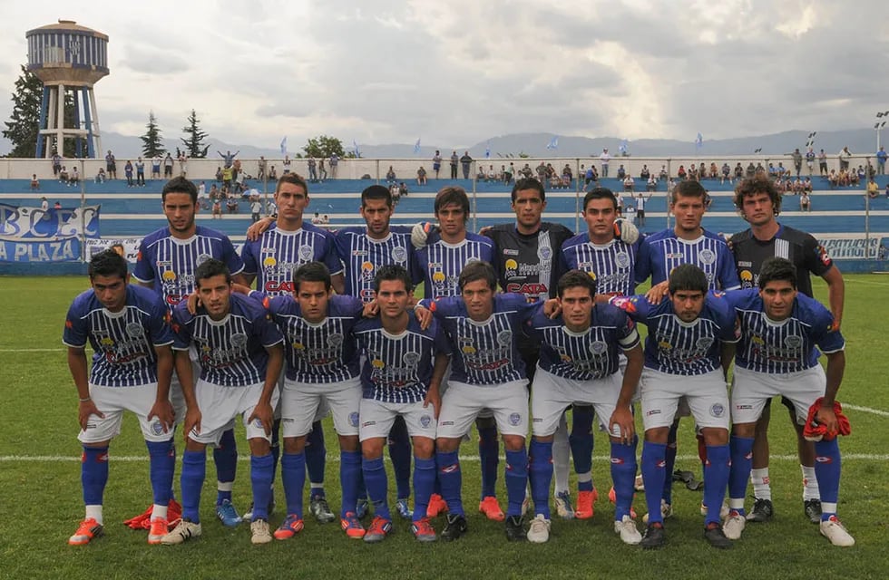 El equipo del Tomba campeón de la Liga Mendocina en el año 2012.