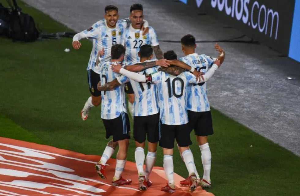 Festejo argentino en el Monumental. Gran noche de Lionel Messi.