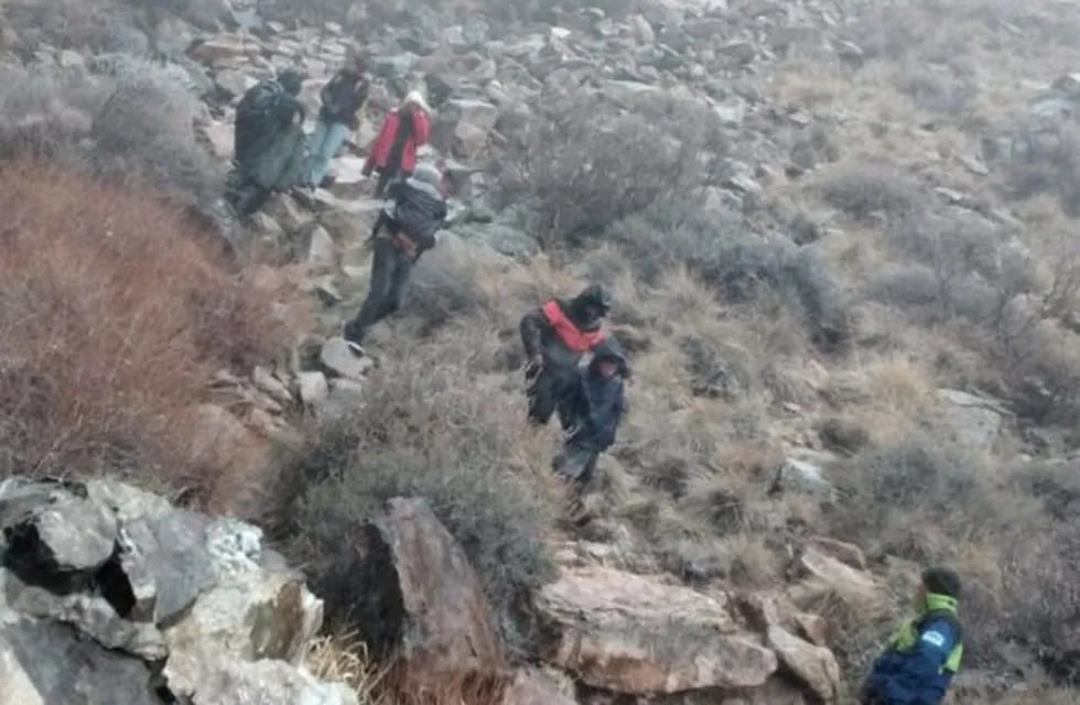 Gendarmería rescató a tres menores y un adulto que se habían extraviado en la zona de montaña del Manzano Histórico.