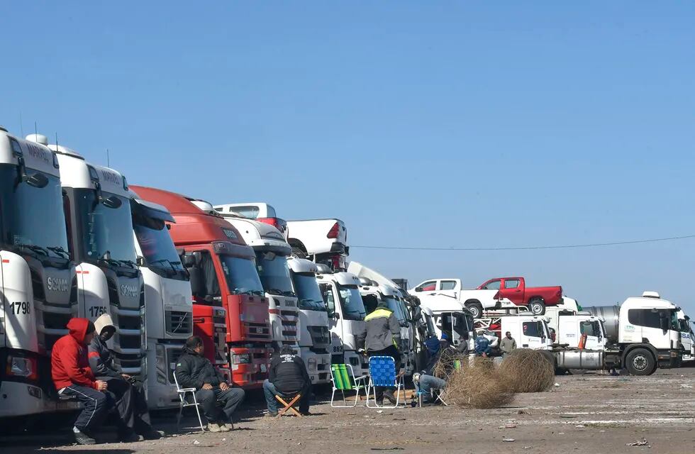Cientos de camioneros aguardan en las playas de estacionamiento de camiones en la zonda de Destilería. Foto: Orlando Pelichotti