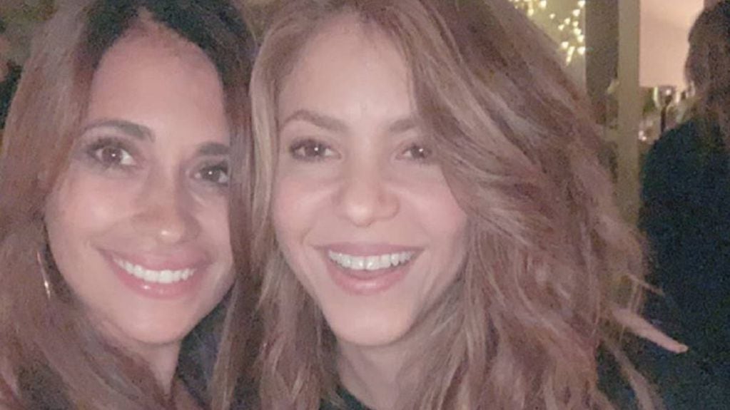 Shakira y Antonela Roccuzzo tiempo atrás. La colombiana fue a la boda de Messi en Rosario.