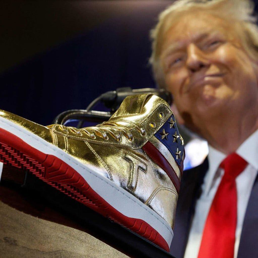 Tras ser multado a pagar US$ 355 millones, Trump lanzó su edición limitada de zapatillas: “Never Surrender”