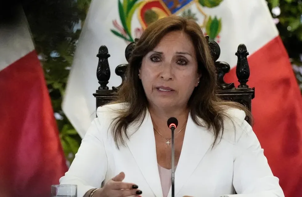 Dina Boluarte, presidente de Perú, en conferencia de prensa pidiendo tregua nacional.