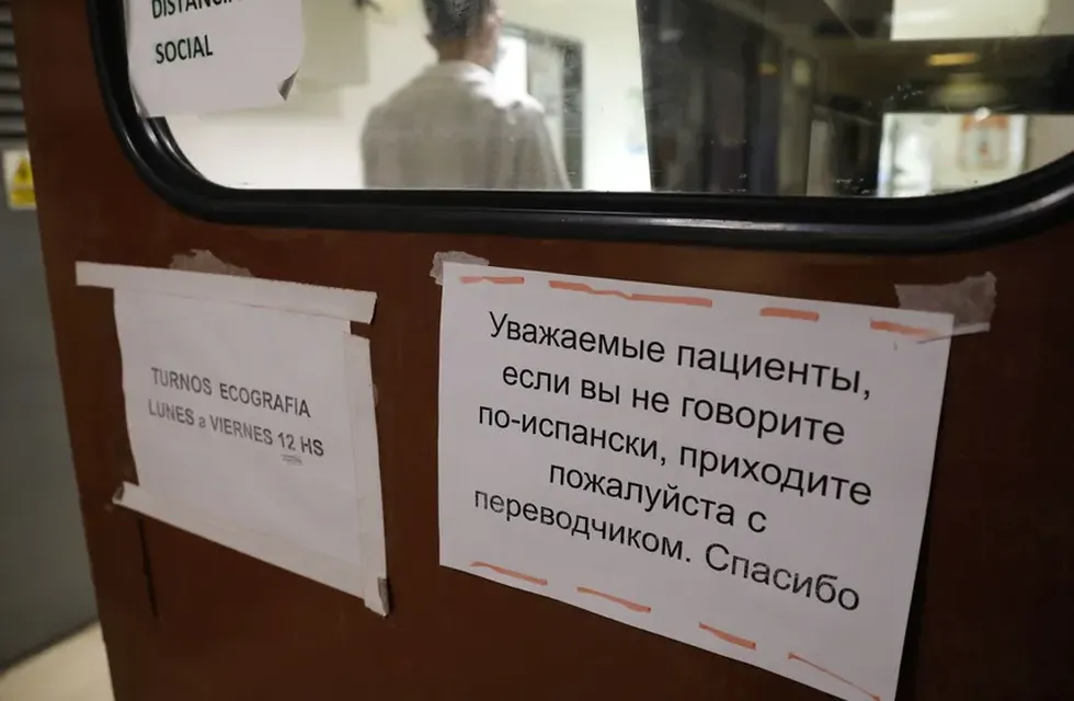 Carteles escritos en ruso en el cuarto piso del Hospital Fernández. / Foto: La Nación
