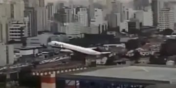 Un avión tardó en despegar y casi CHOCA a los EDIFICIOS
