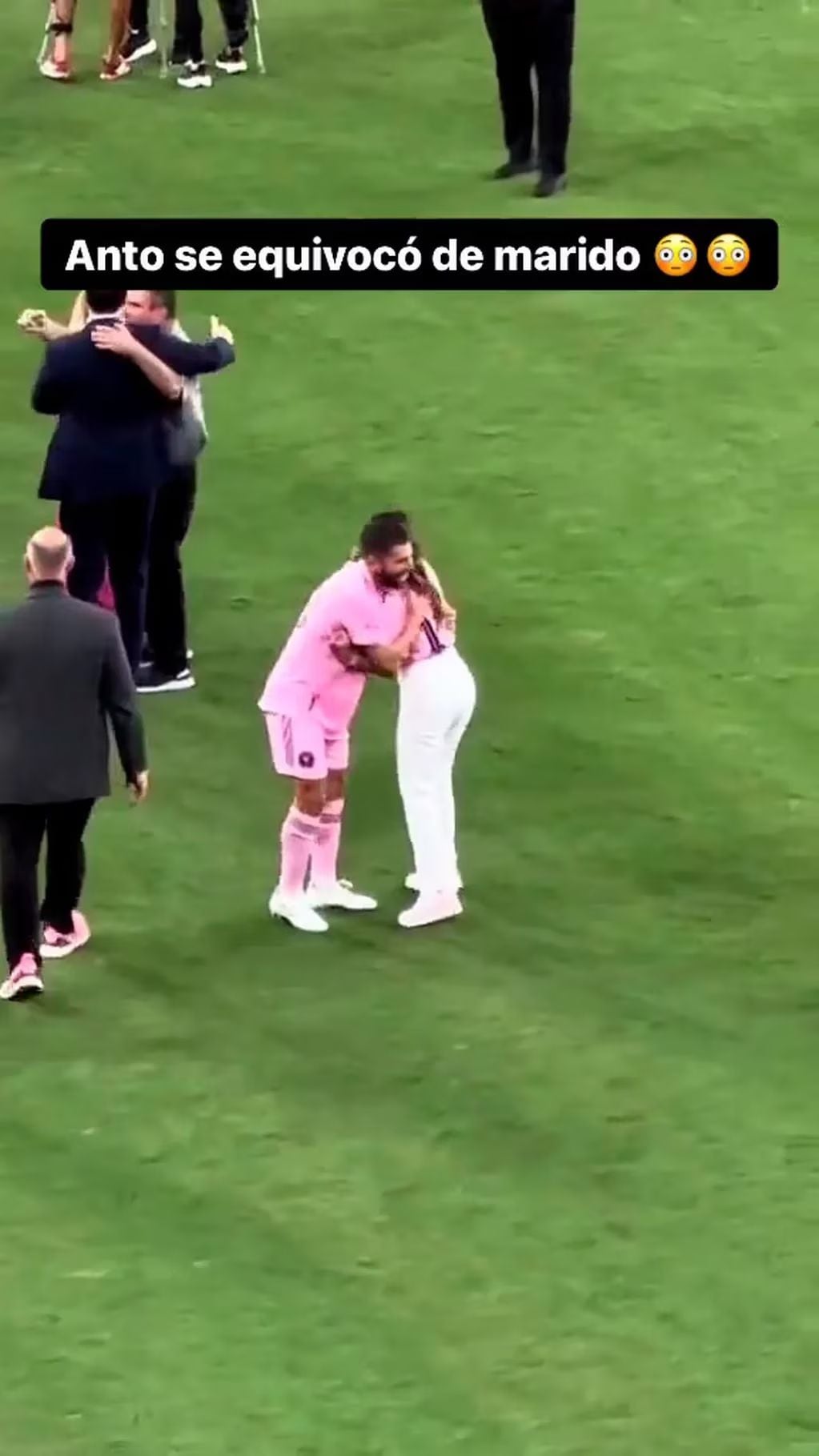 Antonela Roccuzzo casi le planta un beso al jugador español Jordi Alba, amigo cercano de Messi desde su época en Barcelona. Foto: Twitter