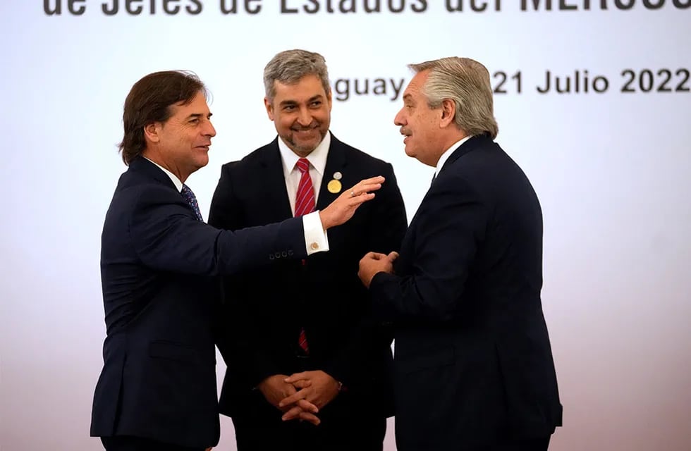 AP | 21/07/2022 @ 15:35  
Uruguay's President Luis Lacalle Pou, from left, Paraguay's President Mario Abdo Benitez and Argentina's President Alberto Fernandez, talk at the end of a two-day Mercosur trade bloc summit at the Conmebol Convention Center in Luque, Paraguay, Thursday, July 21, 2022. (AP Photo/Jorge Saenz)