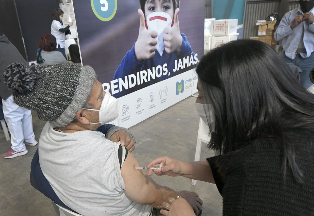 Las personas mayores de 50 recibirán una tercera dosis de sinopharm. 
Foto: Orlando Pelichotti / Los Andes