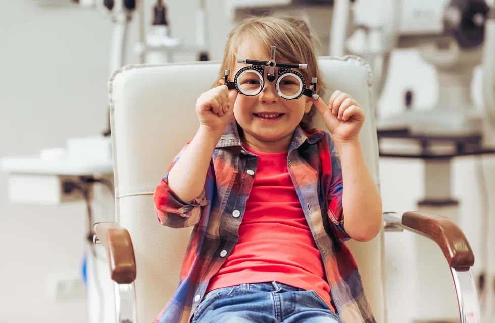 Aumenta la miopía en los niños: las conductas evitables y 7 estrategias para reducir riesgos en tus hijos