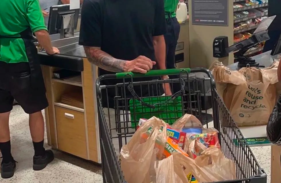 El astro del fútbol fue con su familia a comprar a un supermercado.