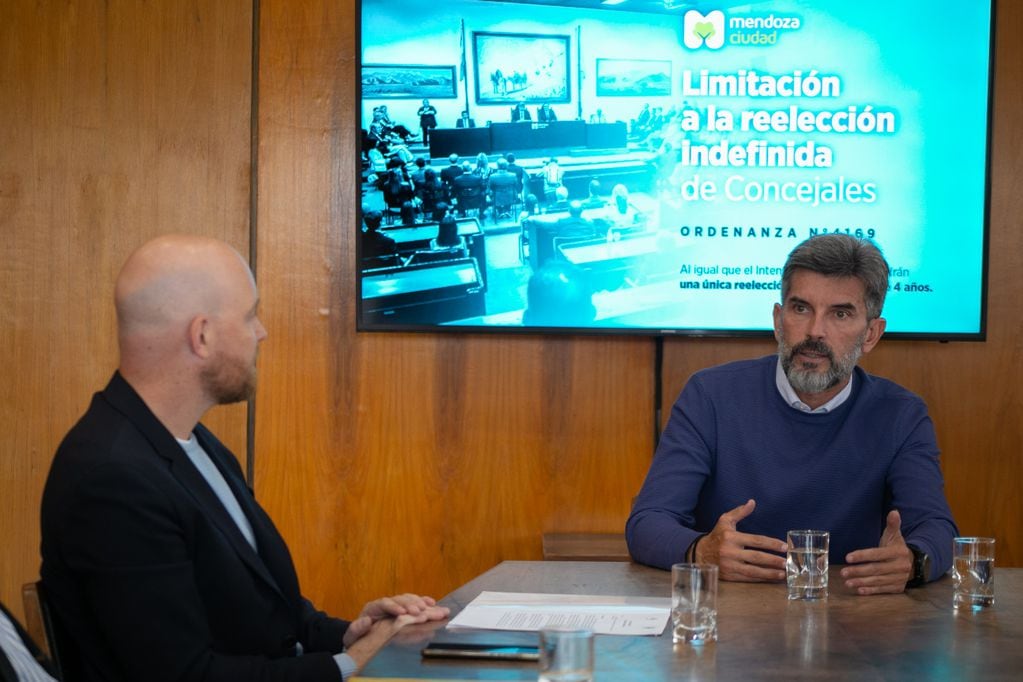 Ulpiano Suarez dialogó con Esteban Allasino y concejales de Luján. Foto: Municipalidad de Ciudad.