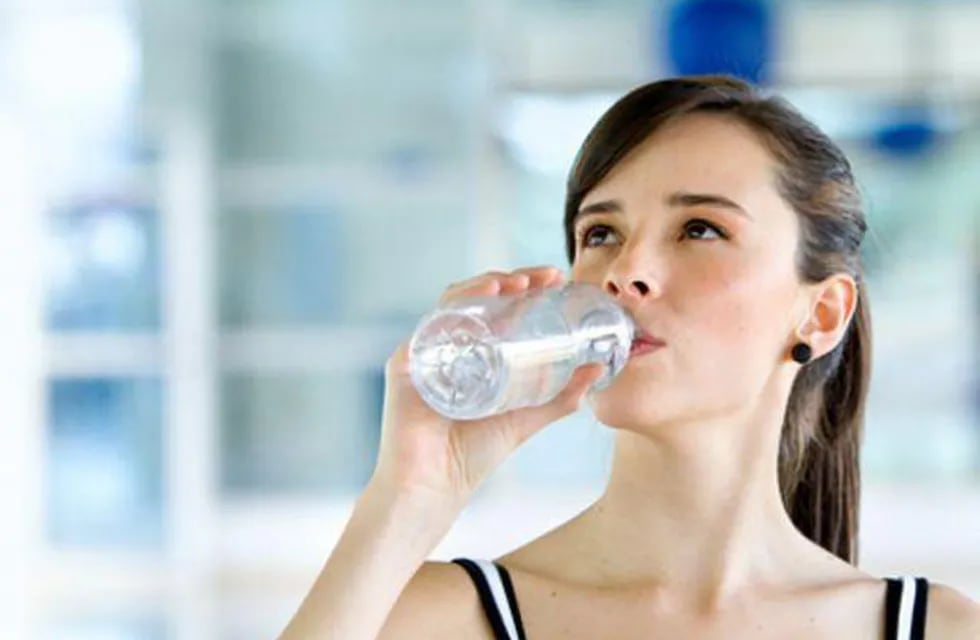 ¿Es perjudicial tomar agua en la comida?