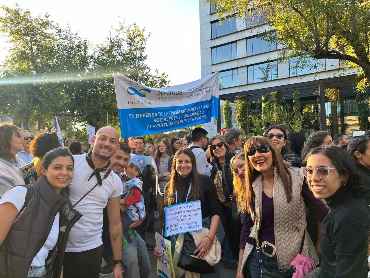 Más de 40 mil personas marcharon el 23 de abril por las calles de Mendoza, para sumarse al reclamo nacional contra el ajuste a la educación pública.