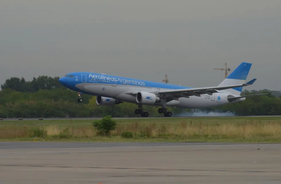 La aeronave aterrizó este mediodía en Ezeiza - Clarín