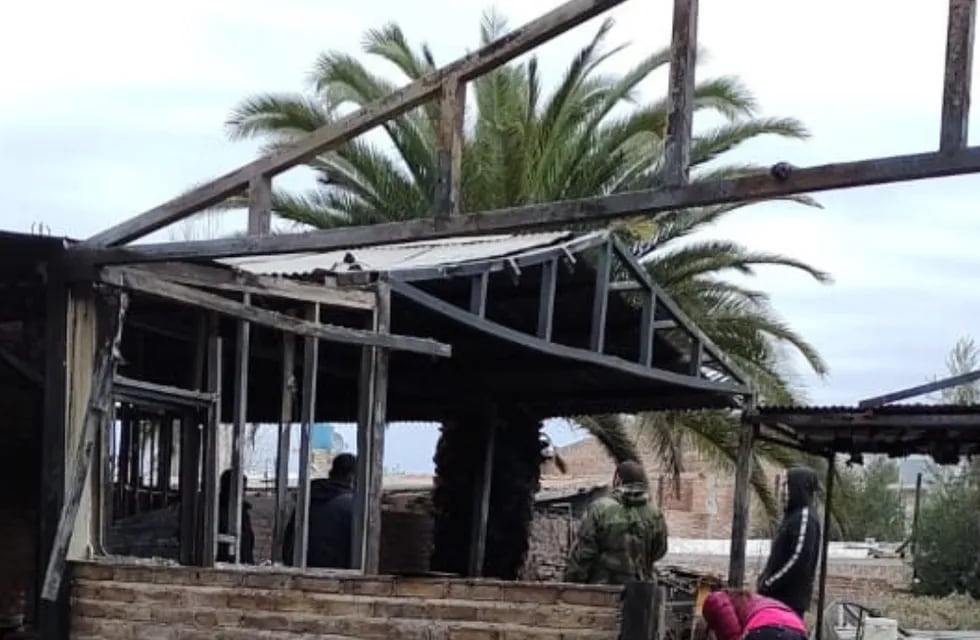 Una familia perdió todo -vivienda incluida- en un incendio en Kilómetro 11 (Guaymallén). Dos mujeres debieron ser rescatadas del interior de la viienda y ahora buscan reconstruir y levantar su casa desde cero.