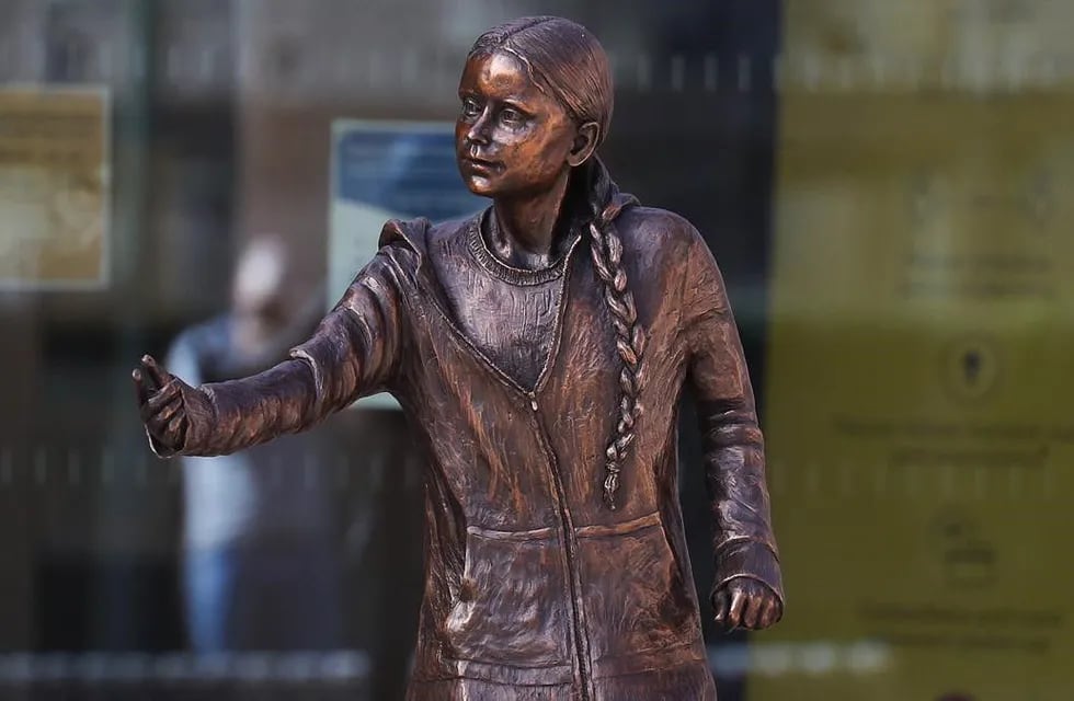 Pusieron una estatua de Greta Thunberg en homenaje en una universidad británica y generó enojo en el gremio estudiantil.