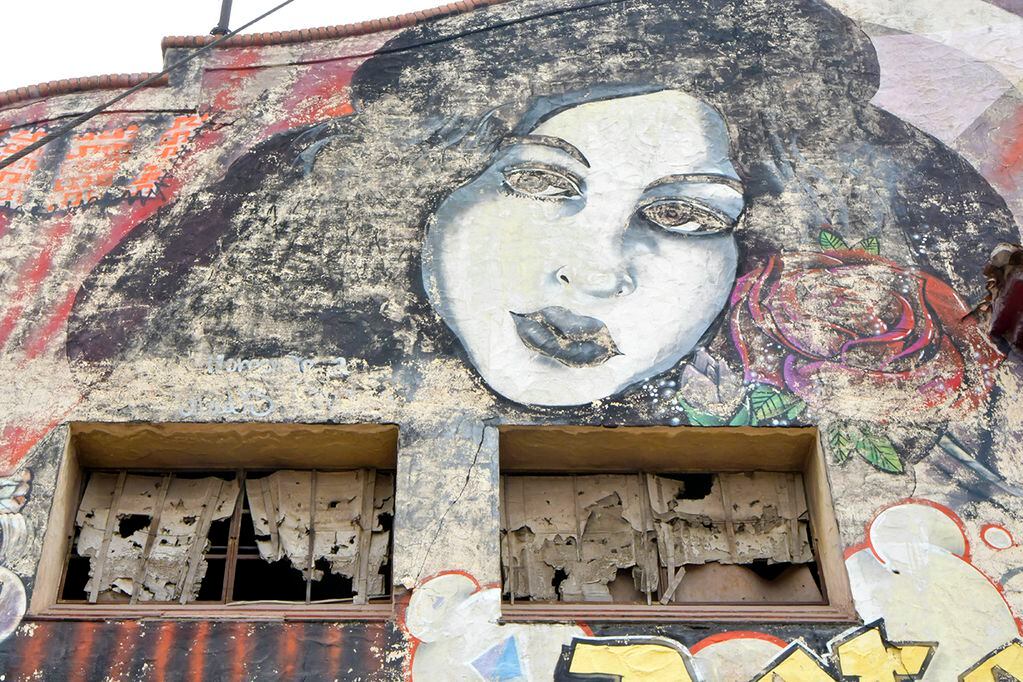 Murales de los artistas CEES, Degraa y Beto Yaán, que desaparecen lentamente. Foto: Orlando Pelichotti
