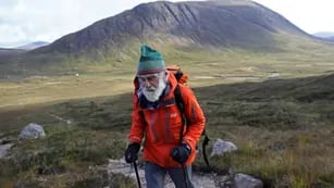 Historia de vida: tiene 81 años, es alpinista y recauda dinero para enfermos de alzheimer, como su esposa