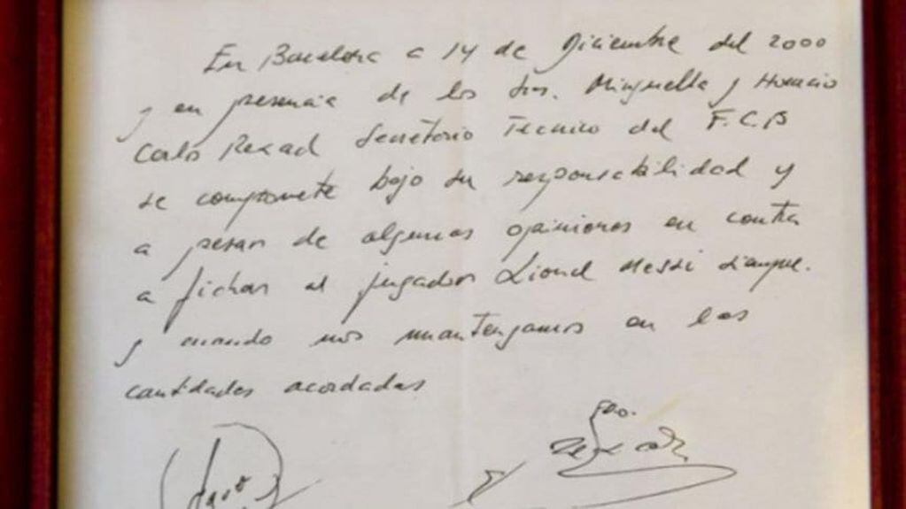 En una servilleta y de forma simbólica, el papá de Messi firmó un contrato con los directivos del Blaugrana. / Gentileza.