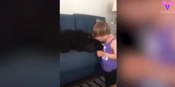 Nene con síndrome de down consuela a su perro