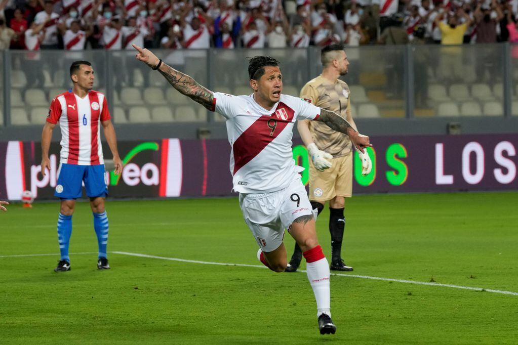 Perú ante Paraguay, en la última fecha de Eliminatorias. (AP)