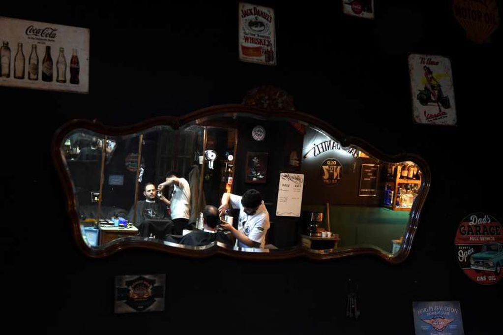 
Clásico. Un enorme y antiguo espejo cuelga en una de las paredes de la barbería ‘El gallo negro’. Un lugar con “mística”, asegura su dueño. | Marcelo Rolland / Los Andes
   