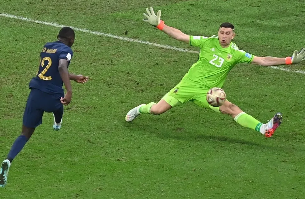 El francés reveló el trauma que le dejó la atajada de Dibu Martínez en la final del Mundial. EFE