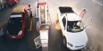 Video: usaba su celular mientras cargaba combustible y se le prendió fuego el auto