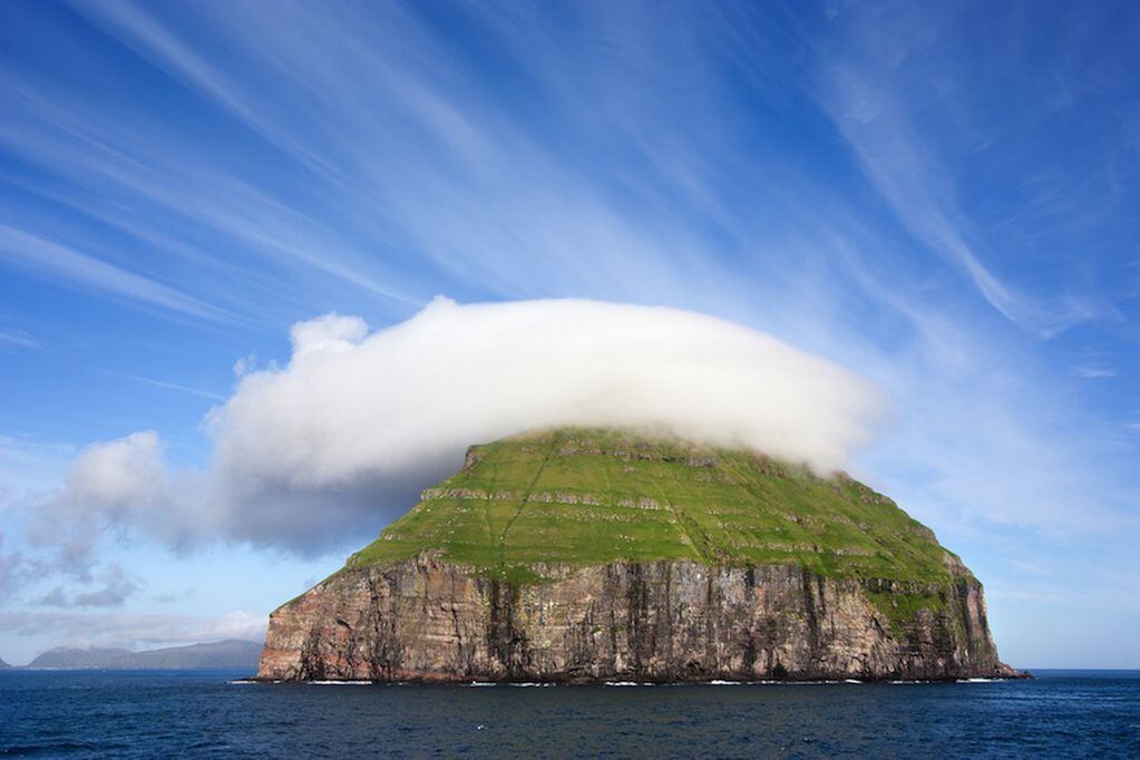 La increíble isla que tiene su propia nube, se trata de una nube leticular / Gentileza
