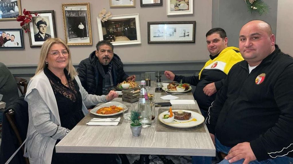 La última foto de Hugo Maradona junto a su esposa en Nápoles.