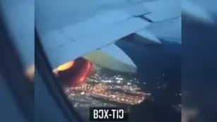 Impactante video: un avión debió aterrizar de emergencia por fuego en uno de los motores