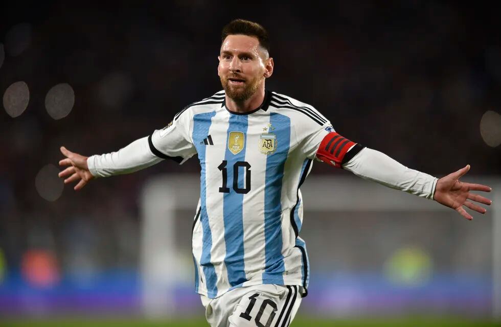 Lionel Messi celebra tras anotar un gol de tiro libre para Argentina. Un 7 de setiembre a los 77 minutos. Sueñan los hinchas de Boca. / Gentileza.