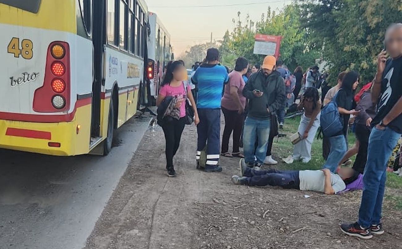 Chocaron dos colectivos en GuaymallénGentilez y cerca de 80 pasajeros resultaron lesionados. Foto: Gentileza